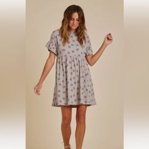 Rylee and cru women’s jersey dress in cloud daisies
